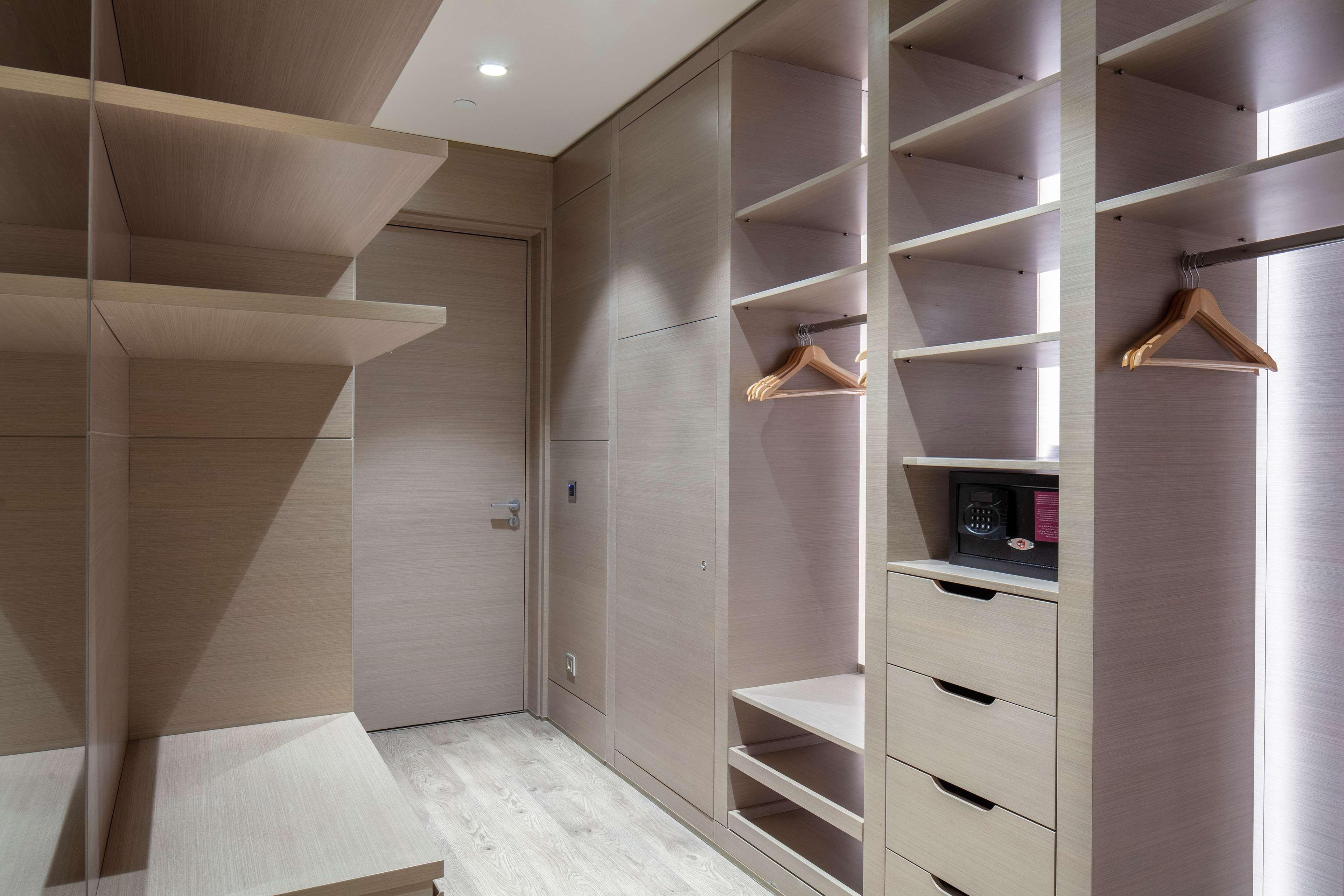 Hilton Istanbul Bakirkoy Hotel Luaran gambar A walk-in closet