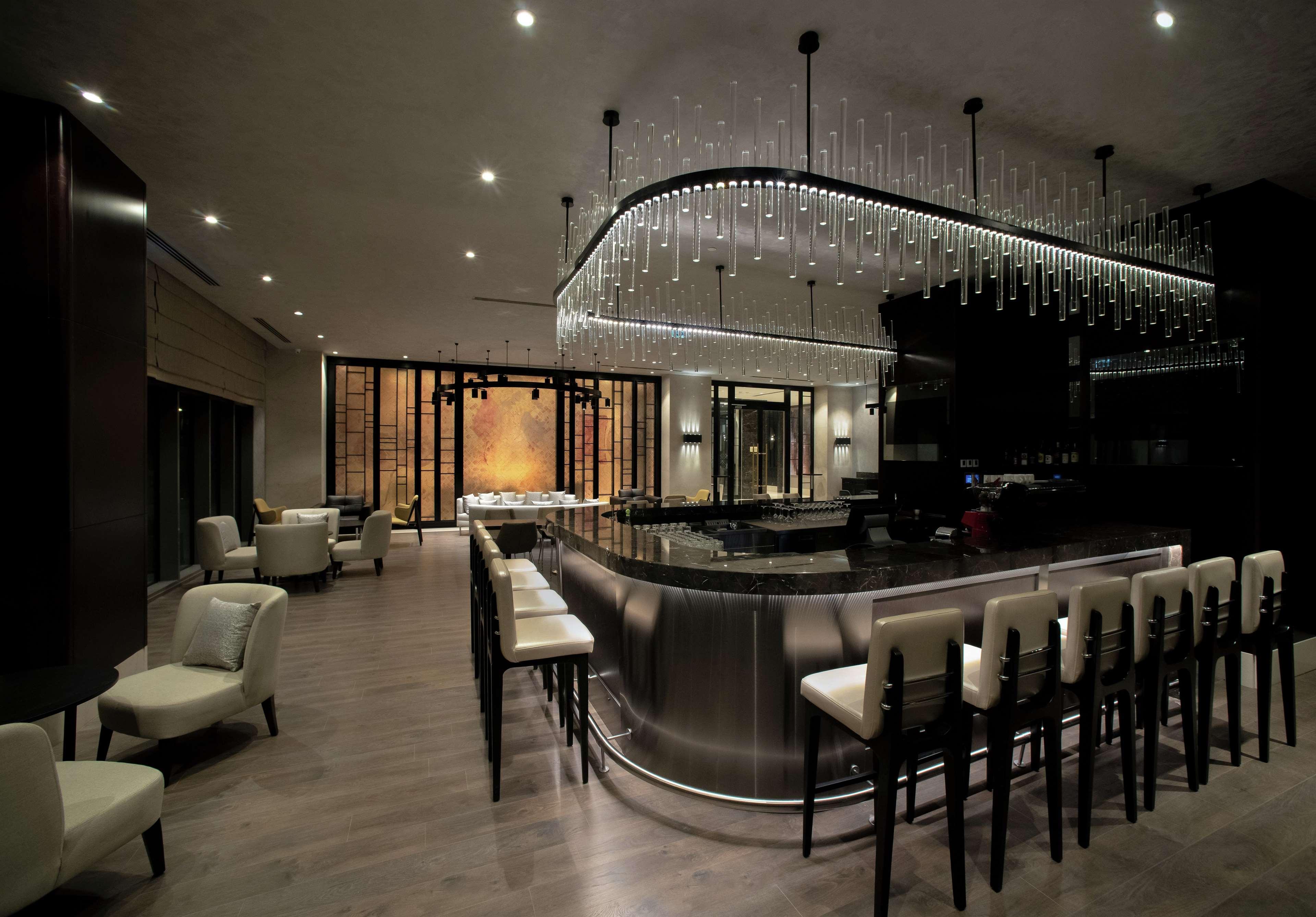 Hilton Istanbul Bakirkoy Hotel Luaran gambar The bar at the 101 bar
