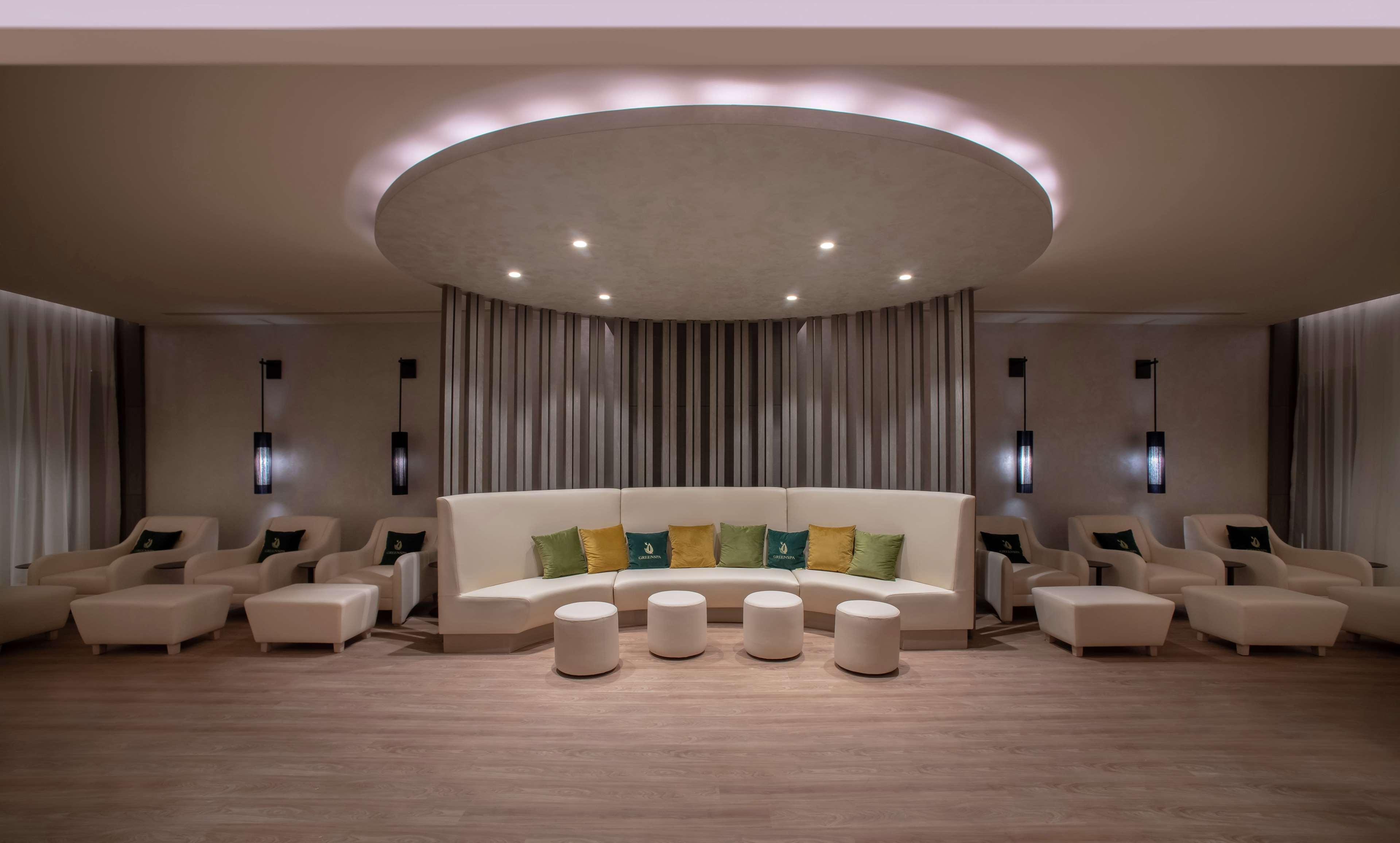 Hilton Istanbul Bakirkoy Hotel Luaran gambar The lounge at the airport