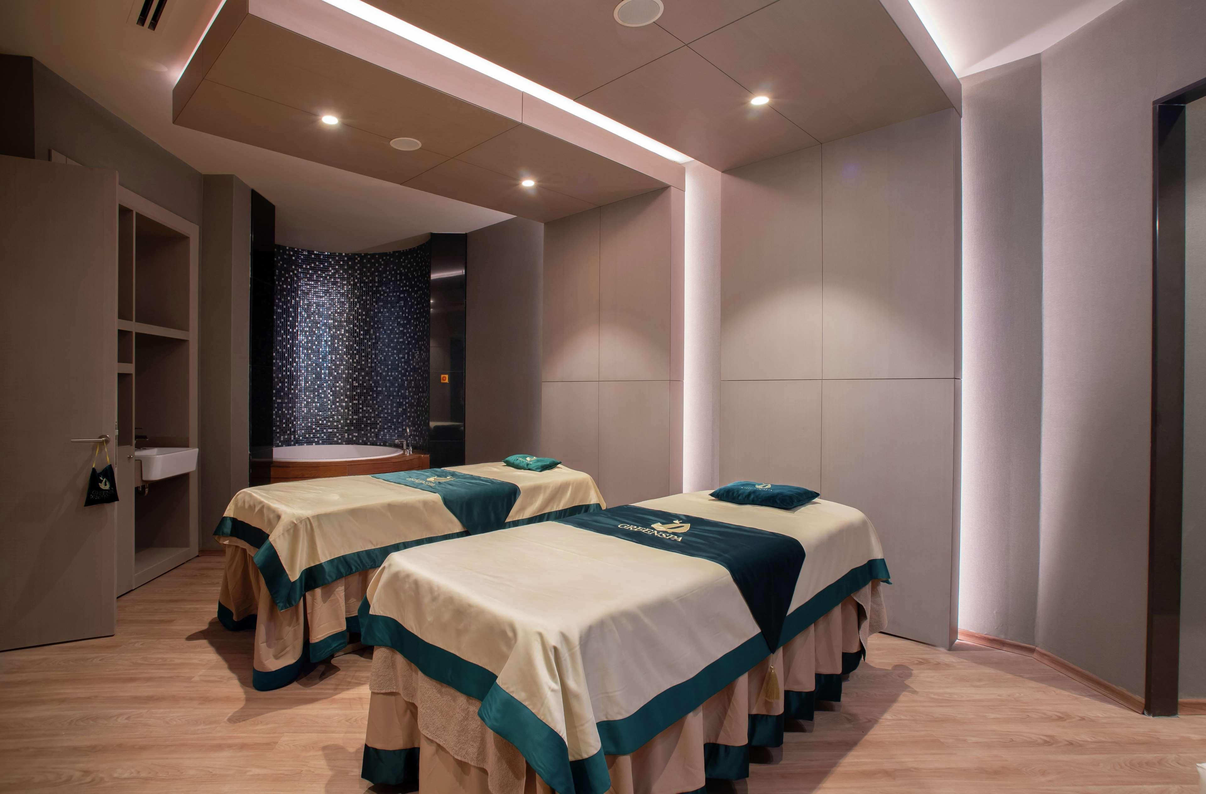 Hilton Istanbul Bakirkoy Hotel Luaran gambar A treatment room at the spa