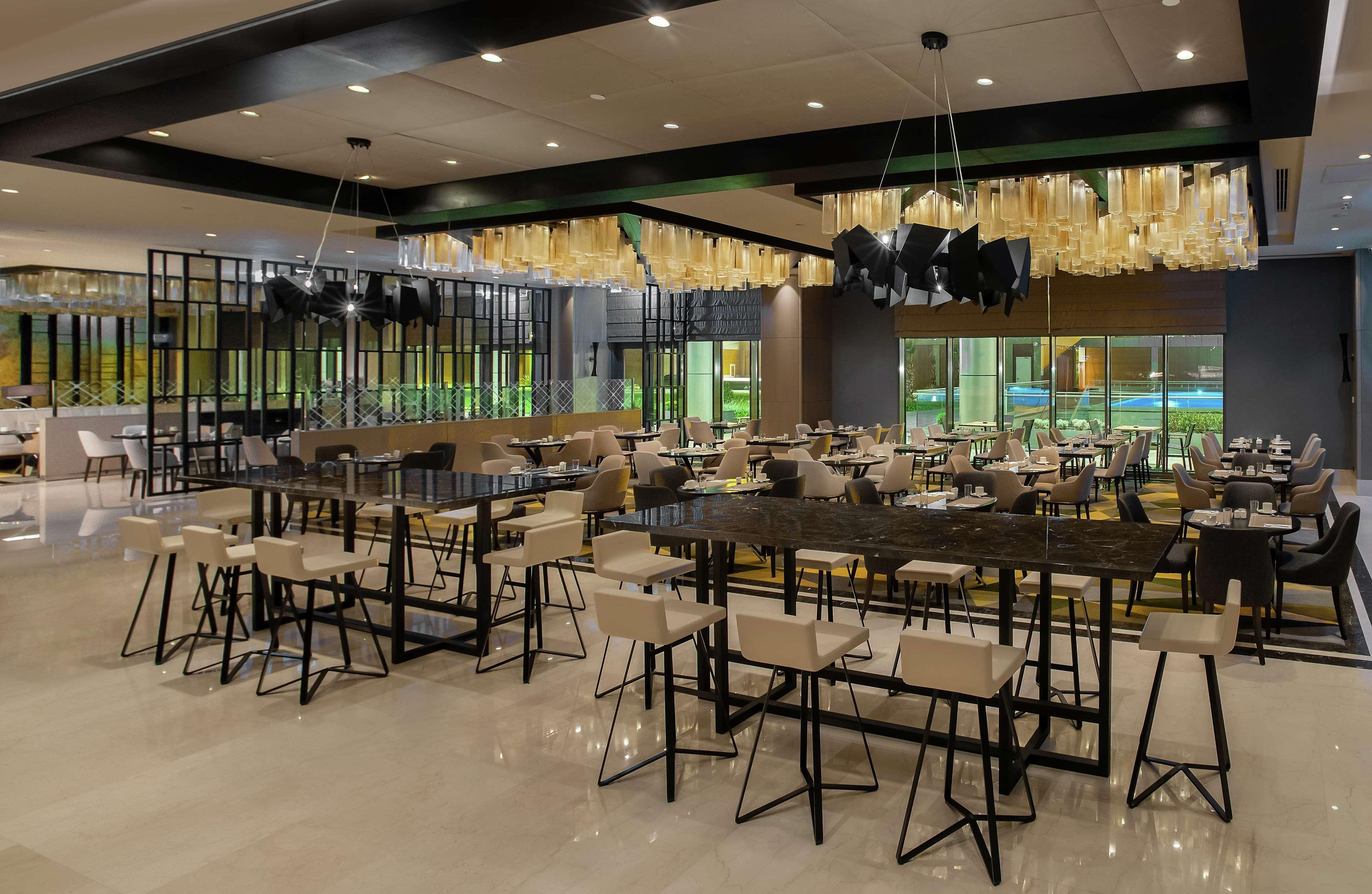Hilton Istanbul Bakirkoy Hotel Luaran gambar The interior of the restaurant