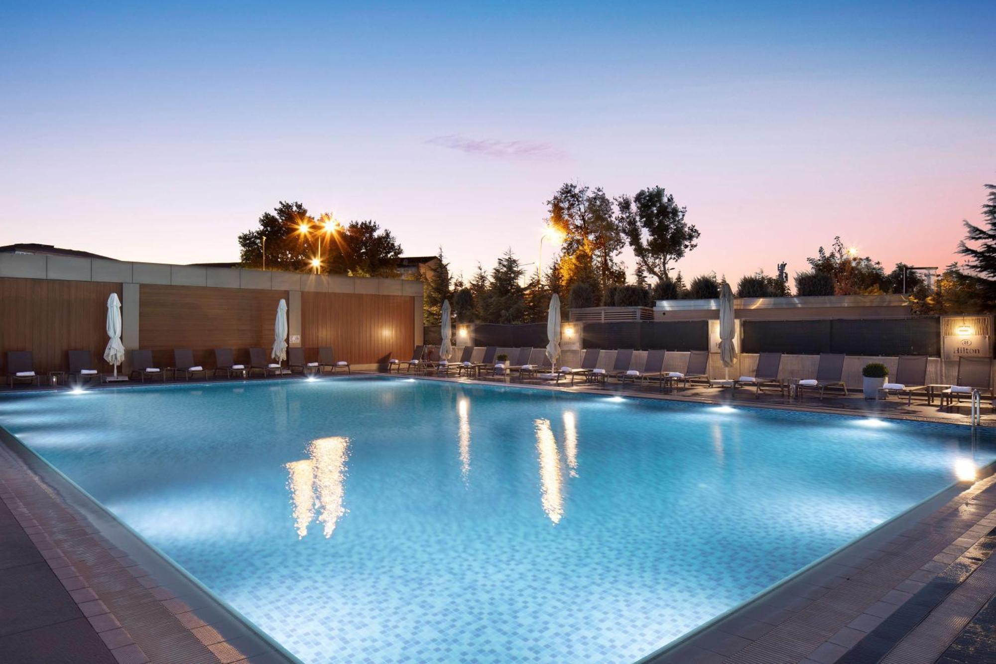 Hilton Istanbul Bakirkoy Hotel Luaran gambar The pool at the hotel