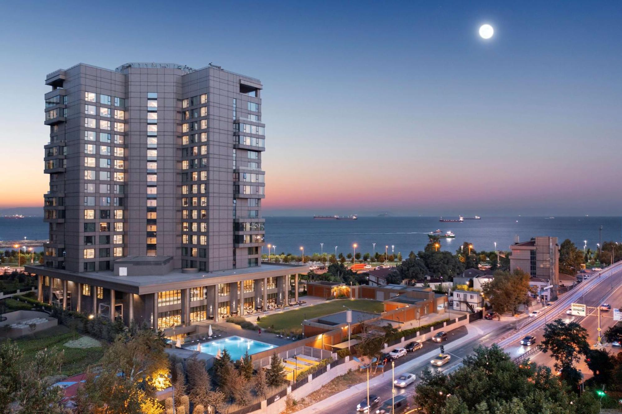 Hilton Istanbul Bakirkoy Hotel Luaran gambar The complex at night