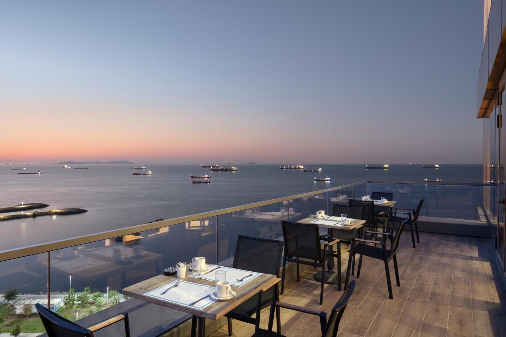 Hilton Istanbul Bakirkoy Hotel Luaran gambar View from the restaurant